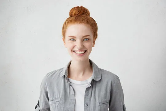 用户在手机上使用人人体育APP